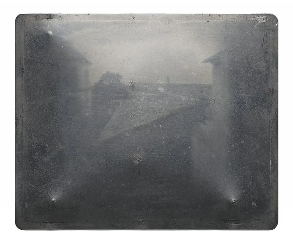 Eerste-foto-ooit-op-fotopapier-1926-1927-van-nicéphore-niépce-cameradeals