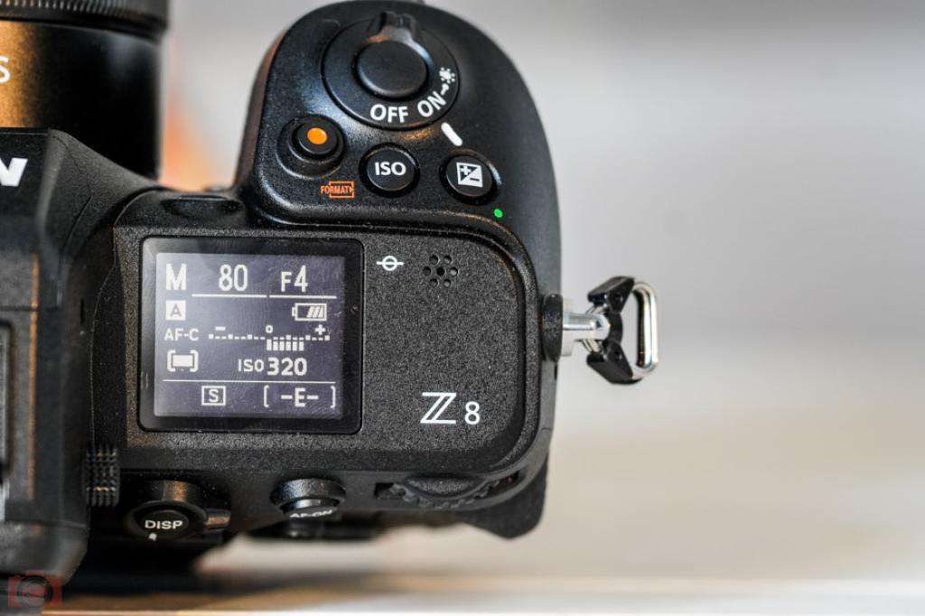Nikon-Z8-test-en-review-product-fotos-top-scherm-zwart-wit
