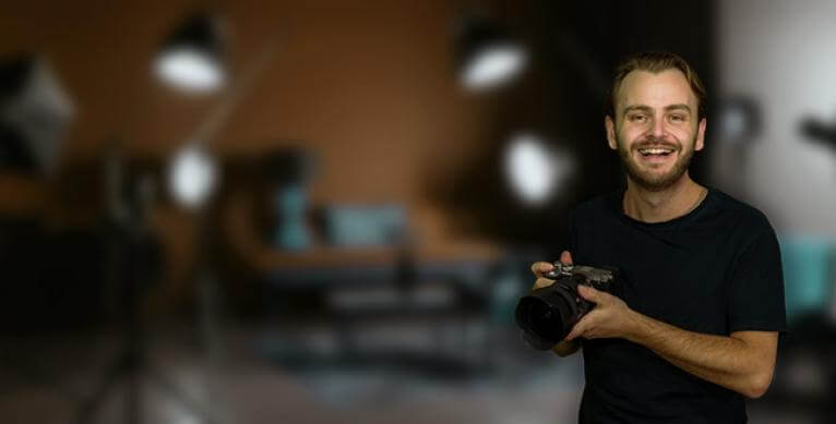 Yoreh met camera in de hand in studio